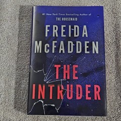 The Intruder Freida McFadden 2025 First Edition Thriller Suspense Sourcebooks