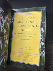 Field Guide to Medicinal Plants and Herbs : Of Eastern and Central North America