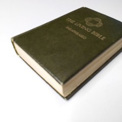 1972 The Living Bible Paraphrased Tyndale House Green Leatherette Padded HC