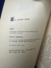 Lot of 5 Vtg Paperback Books MLB/ NFL/ NBA Vida Yaz Namath Lombardi Chamberlain