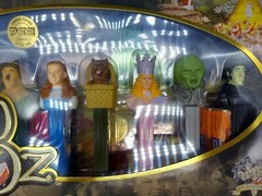 Lot Of 5 Collectible „Wizard Of Oz” Lot. Game, Pez, Tumblers, Ornamental Bells