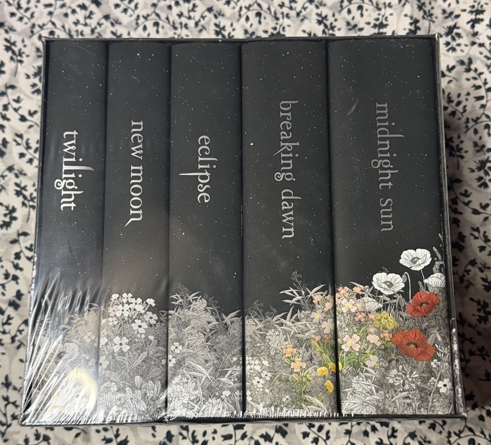 The Twilight Saga Deluxe Collection – by Stephenie Meyer (Hardcover)