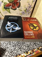 Sinsajo & En Llamas by Suzanne Collins Paperback Set 2 Books Spanish Edition