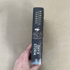 Rebecca Yarros – Onyx Storm Hardcover SEE DESCRIPTION