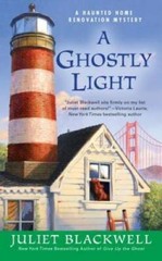 A Ghostly Light (Haunted Home Renovation) – Mass Market Paperback – GOOD