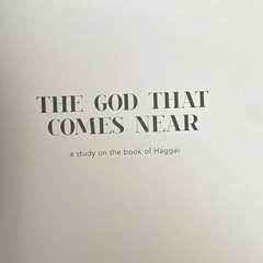 The Daily Grace Co. The God That Comes Near Bible Study Guide PB English