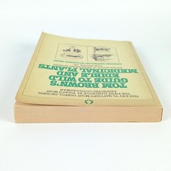 TOM BROWN’S GUIDE TO WILD EDIBLE AND MEDICINAL PLANTS by Tom Brown Jr. – 1985 PB