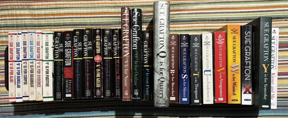 26 Sue Grafton Complete Set A-Y, Plus Kinsey & Me, Female Sleuth Mixed Lot