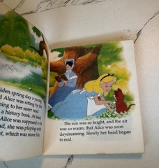 Vtg 1991 A Little Little Mini 2.75” Golden Book #43 Alice In Wonderland – Disney