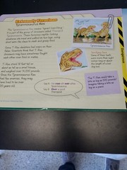 Discovering dinosaurs Book and 5 jigsaw puzzles