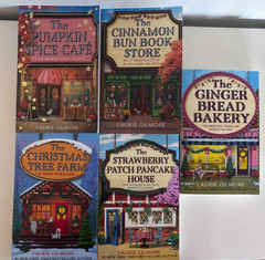 *LIKE NEW* Dream Harbor Series Boxed Set + Gingerbread Bakery by Laurie Gilmore