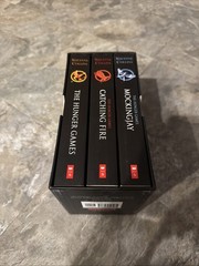 Trilogy Boxed Set – Catching Fire – Mockingjay by Suzanne Collins (2013,…
