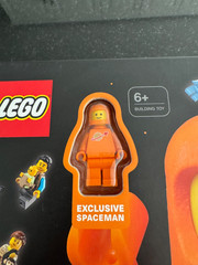 LEGO MINIFIGURE A Visual History – New Edition – With Exclusive Orange Spaceman!