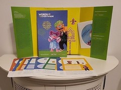 Sesame Street WORDS ARE EVERYWHERE Learning Series Bilingual Kit – Book DVD More