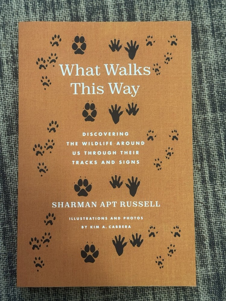 What Walks This Way : Discovering the Wildlife Around Us Through Their Tracks…