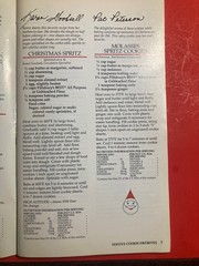 PILLSBURY HOLIDAY BAKING RECIPES COOKBOOK 96 PAGES 2000 COOKIES SPRITZ CHRISTMAS
