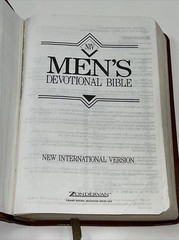 NIV Men’s Devotional Bible PREMIUM BONDED LEATHER ZONDERVAN