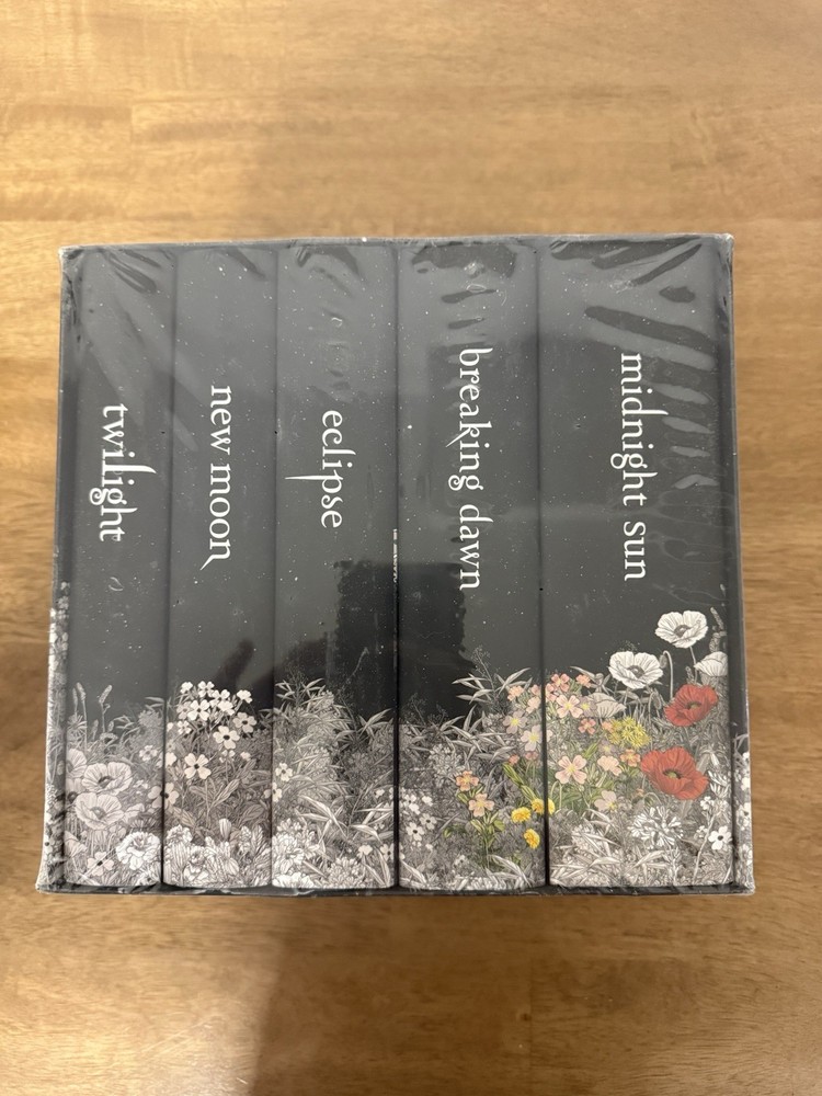 BRAND NEW! Sealed! The Twilight Saga Deluxe Collection Stephenie Meyer