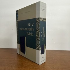 NIV, Wide Margin Bible (A Bible that Welcomes Note-Taking), Leathersoft, Navy