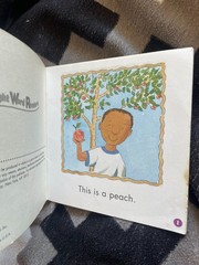 LINDA WARD BEECH. SIGHT WORD READERS. THIS IS A PEACH. 14 BY 14CM. 2003