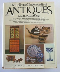 THE COLLECTORS’ ENCYCLOPEDIA OF ANTIQUES PHOEBE PHILLIPS 704 PAGES 1976 HBDJ