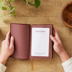 KJV Holy Bible: Personal Size Giant Print, Brown Leathersoft, Red Letter,…