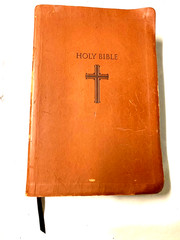 The Holy Bible NKJV Super Giant Print Bible Word of Christ in Red Tomas Nelson
