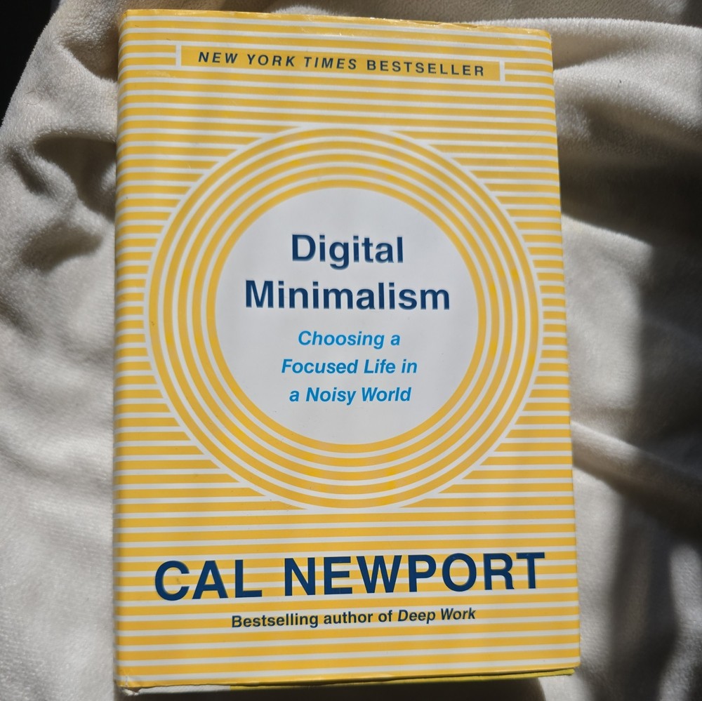 Digital Minimalism: Choosing a Focused – Hardcover, by Newport Cal – Very Good b