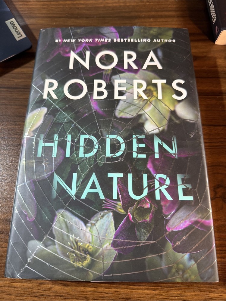Nora Roberts : Hidden Nature Hardcover