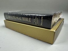 Sonrise Daily Devotional Bible~Thomas Nelson Bonded Leather ~ Black New