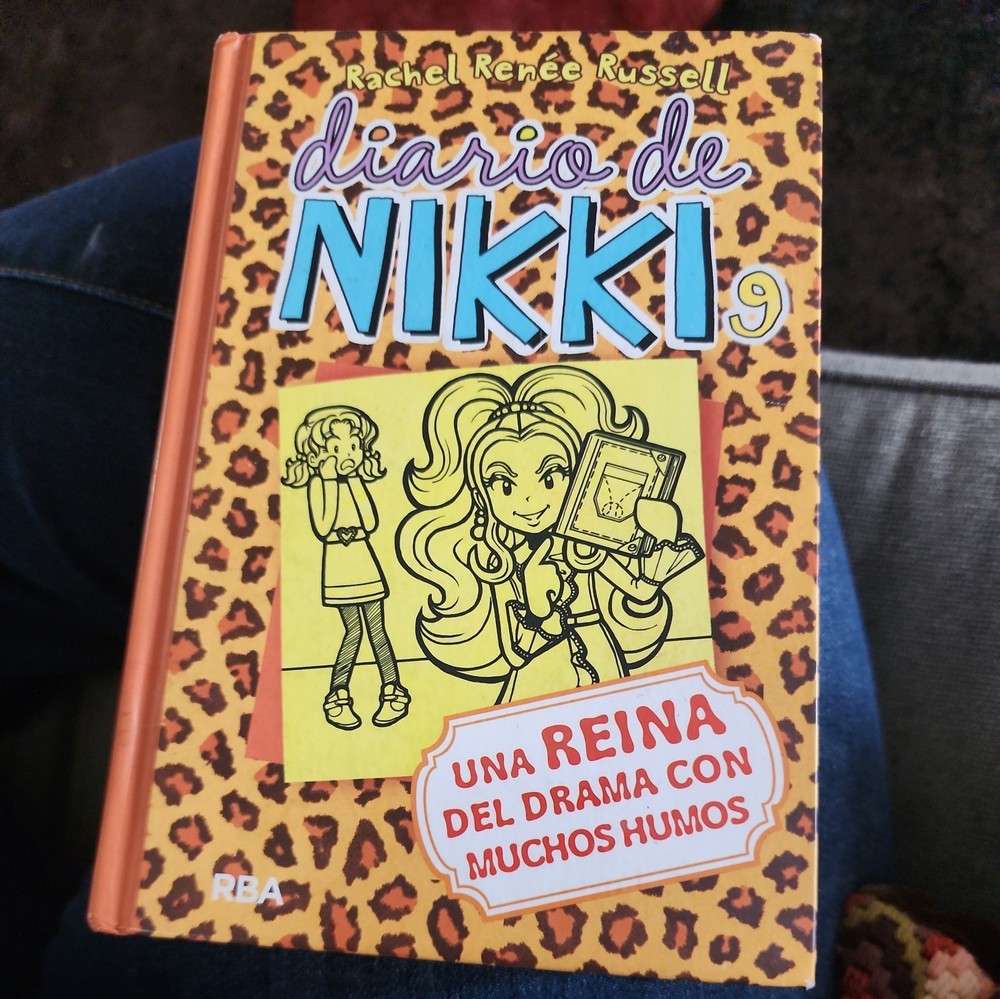 DIARIO DE NIKKI # 9 UNA REINA DEL DRAMA CON MUCHOS HUMOS/ By Rachel Renee