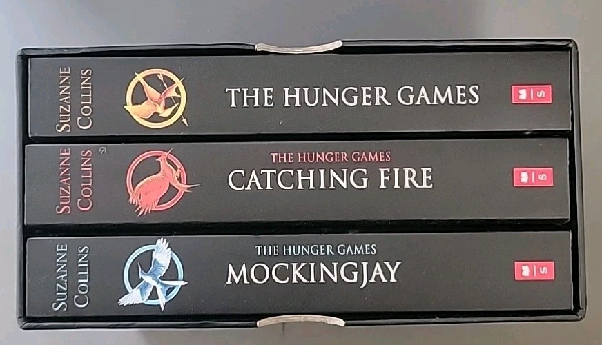 Trilogy Boxed Set – Catching Fire – Mockingjay by Suzanne Collins (2013,…