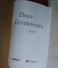 DAILY GUIDEPOSTS – 2017 – All Edges Gilt – Leather-like Covers – Daily Guide