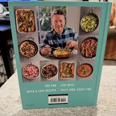 Jamie Oliver – One: Simple One-Pan Wonders. English, 312 Pages