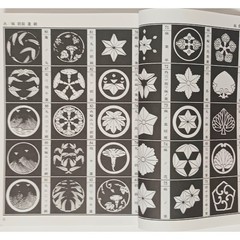 Japanese Family Crests Symbolic Elaborately Design Japanese Paperback Seigensha