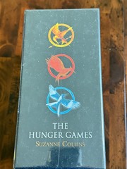 The Hunger Games Trilogy By Suzanne Collins – 3 Book Set with Case *New Sealed*