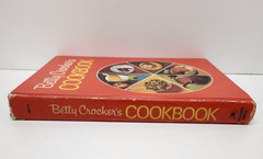 Vintage 1972 Betty Crocker’s Pie Cover Sear Holiday Edition Cookbook