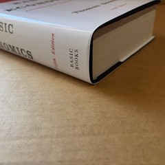 Basic Economics: A Common Sense Guide to the Economy by Sowell, Thomas