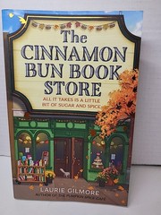 The Cinnamon Bun Bookstore by Laurie Gilmore Paperback