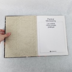 Practical Microwaving – Hitachi Bilingual English / French – 1983 – LIKE NEW!