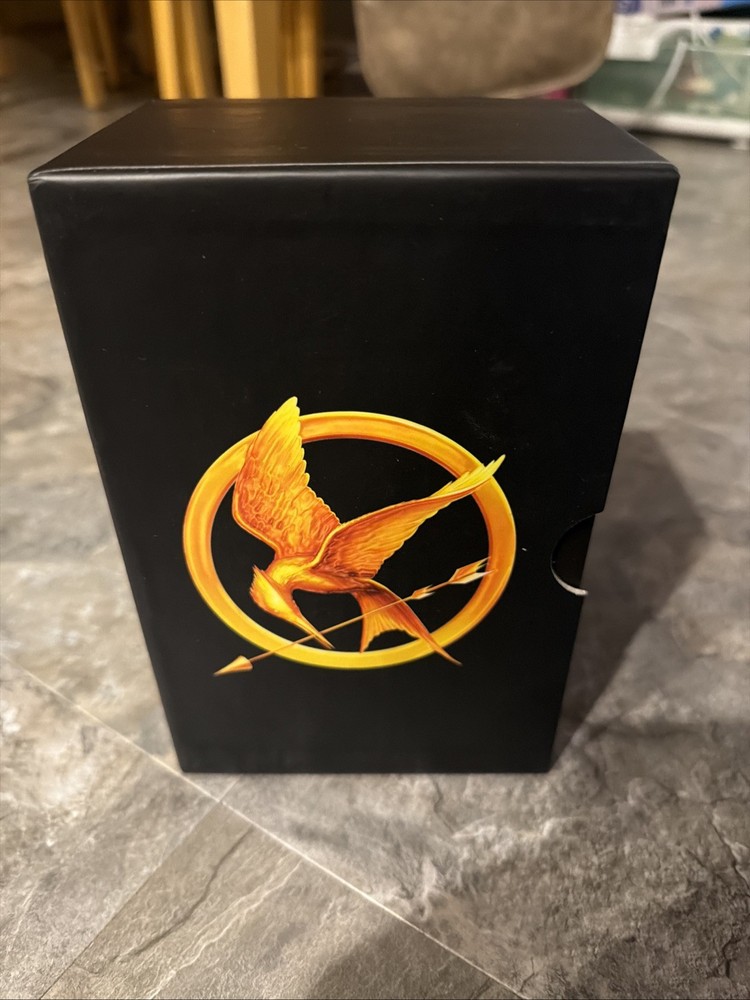Trilogy Boxed Set – Catching Fire – Mockingjay by Suzanne Collins (2013,…