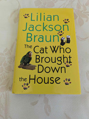 4 „The Cat Who” books by Lilian Jackson Braun, 1 by Rita Mae Brown („Tail Gait”)