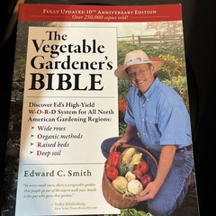 Book, The Vegetable Gardners Bible, Edward C. Smith 2009 352 Pages