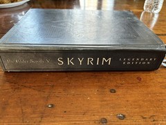 Hardcover The Elder Scrolls Skyrim Legendary Edition: Map attached