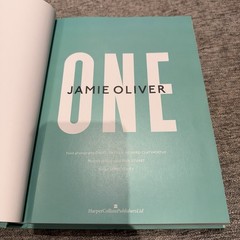 Jamie Oliver – One: Simple One-Pan Wonders. English, 312 Pages
