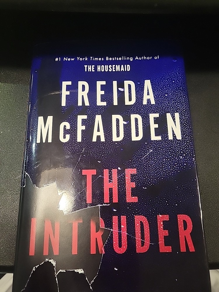 D-luxe hardcover edition THE INTRUDER Freida McFadden