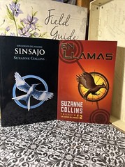 Sinsajo & En Llamas by Suzanne Collins Paperback Set 2 Books Spanish Edition