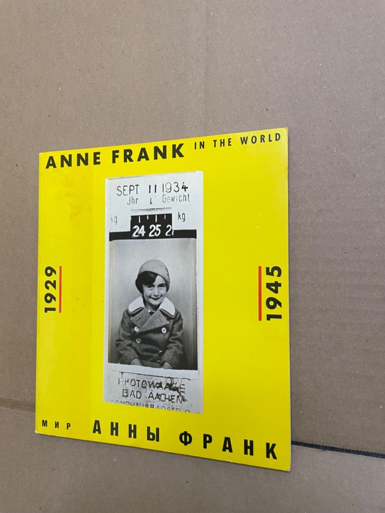 Vtg. ANNE FRANK IN THE WORLD by DE WERELD VAN 1929-1945 PB 1985 Illustrated Book