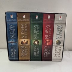 A SONG OF ICE AND FIRE George R. R. Martin – A Game of Thrones 5-Book Box Set