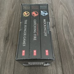 Trilogy Boxed Set – Catching Fire – Mockingjay by Suzanne Collins (2013,…